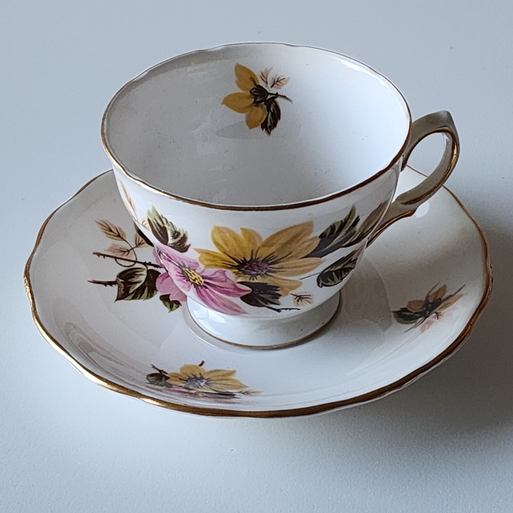 ROYAL‎ VALE 8218 RVA Tea Cup & Saucer Bone China Floral England Vintage Ridgeway